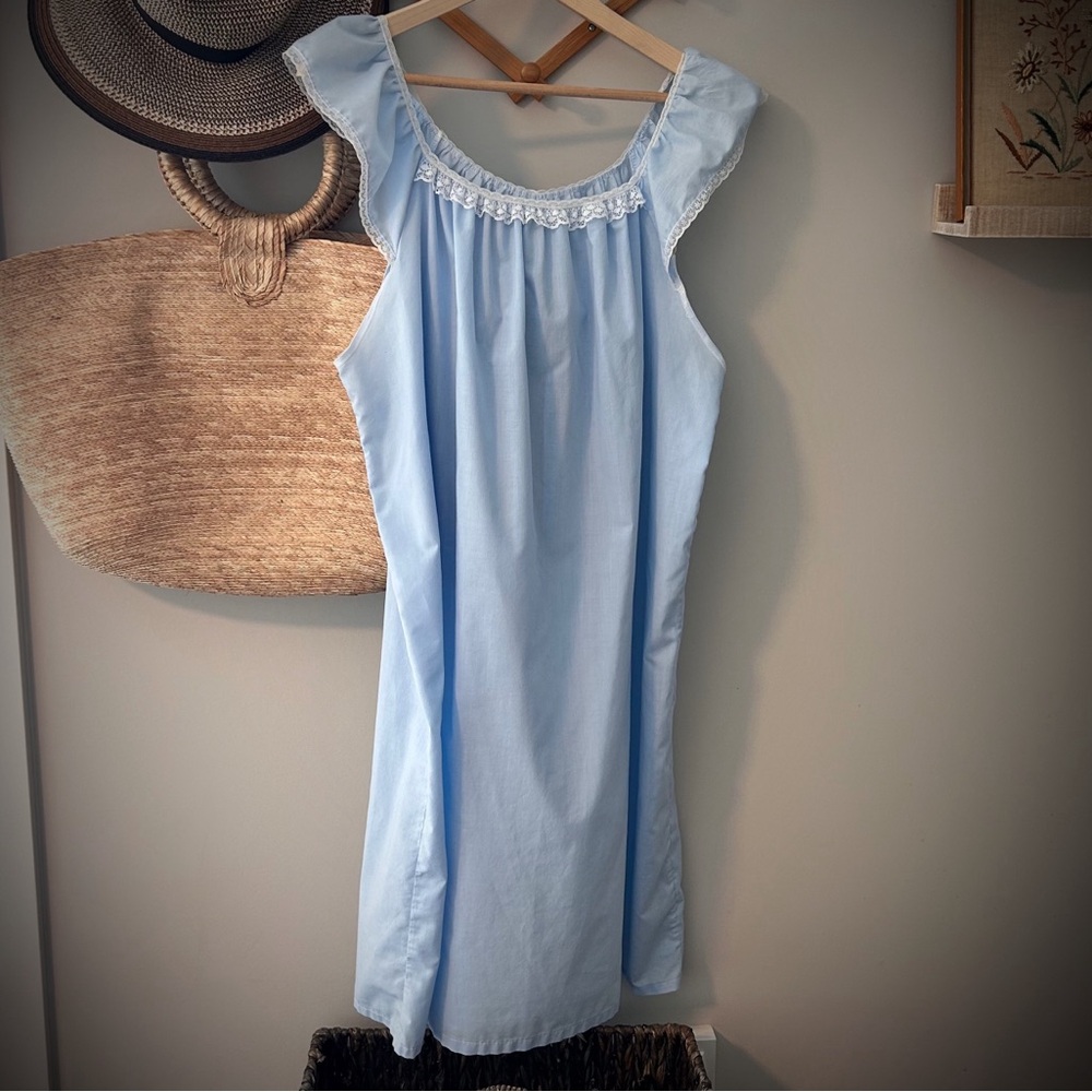 Adorable cotton blend with lace detail Vintage night gown or dress